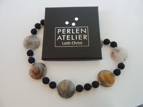 Schachtel mit Perlenkette