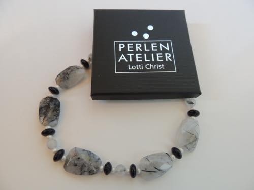 Schachtel mit Perlenkette