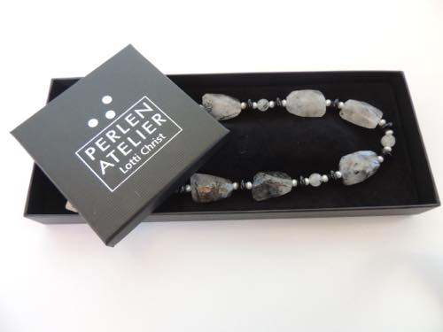 Schachtel mit Perlenkette